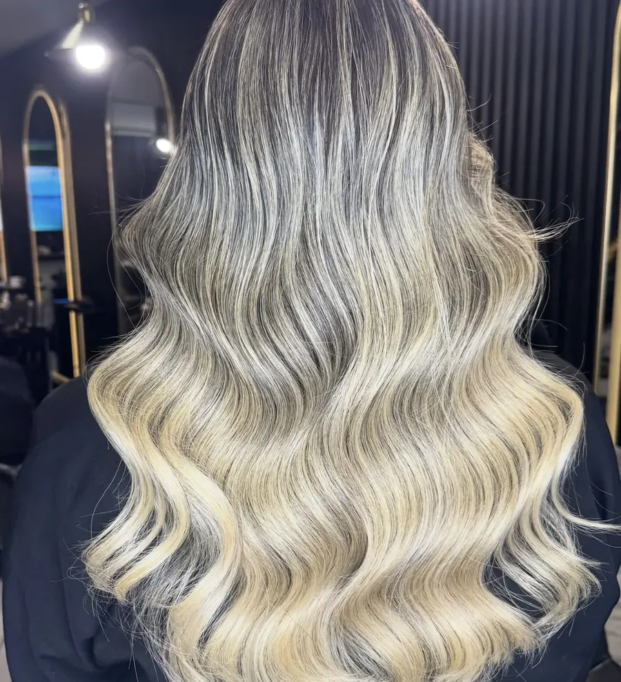 Cabello largo con balayage y baby lights rubio, visto de espalda