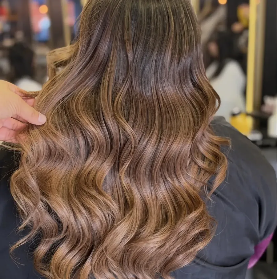 Cabello largo castaño con balayage y babylight, ondas suaves, visto de espalda