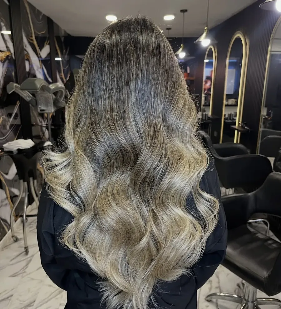 Cabello largo rubio con ondas, visto de espalda en el salón