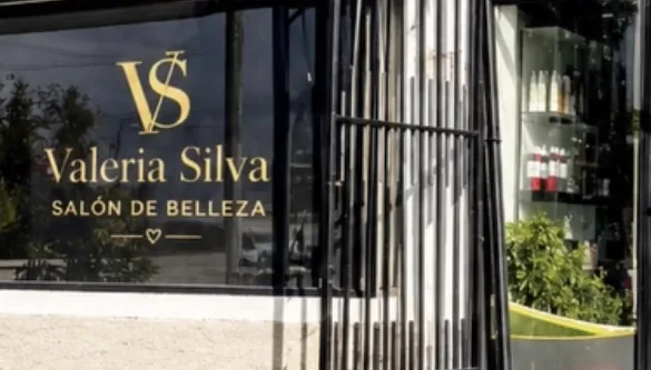 Vitrina del salón en Brisas del Sol con el logo Valeria Silva Salón de Belleza