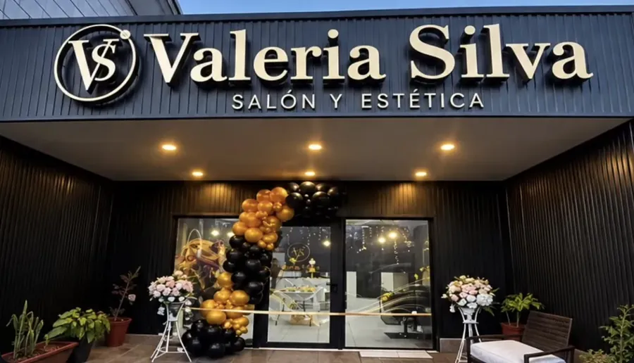 Fachada del salón en Gómez Carreño con el letrero Valeria Silva Salón y Estética