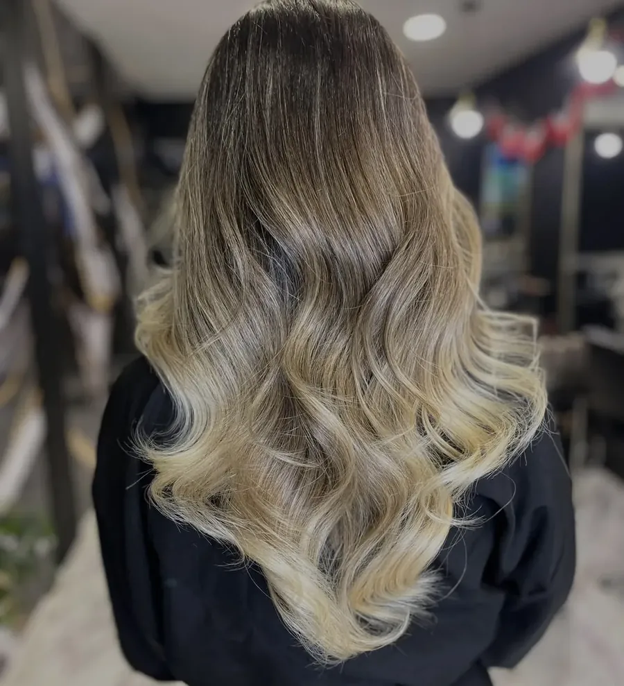 Cabello largo con french balayage rubio, visto de espalda