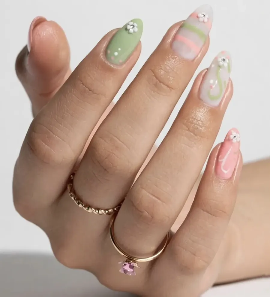 Uñas almendradas en verde, rosado y blanco con flores pequeñas